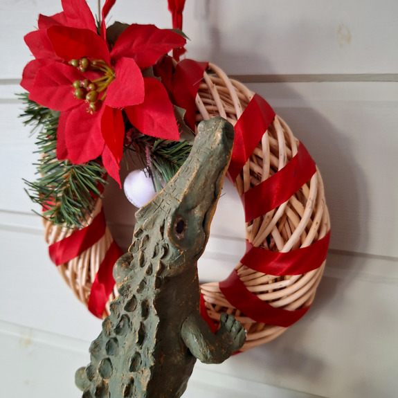 Krokodilen med en julkrans.