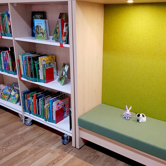 Katten och Kaninen sitter på biblioteket.