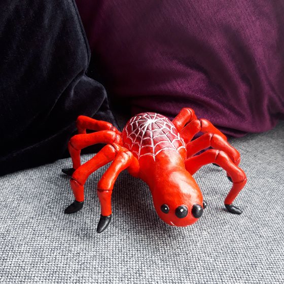 Spindeln sitter i en soffa.