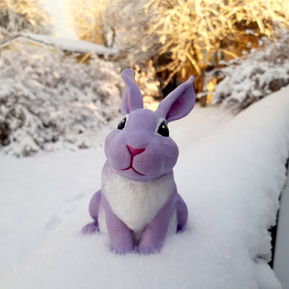 Kaninen sitter i snön.