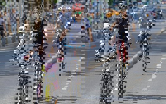 Barn och vuxen som cyklar på en väg.