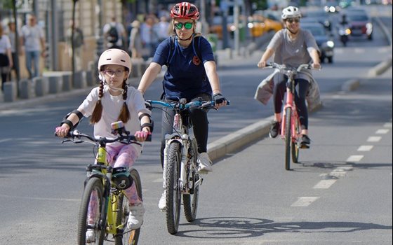Barn och vuxen som cyklar på en väg.