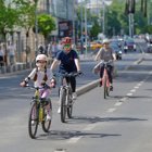 Barn och vuxen som cyklar på en väg.