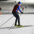 En längsdskidåkare som åker i längdskidspåren. 