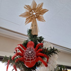 Spindeln klättrar till toppen av en julgran.