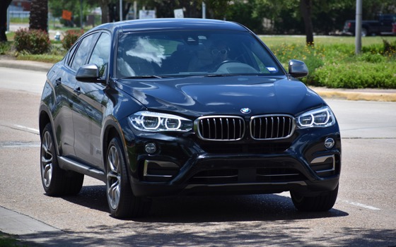 En bil som kör på gatan.