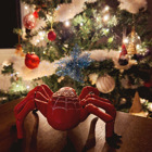 Spindeln tittar på en julgran.