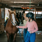 Flicka leder en ponny.