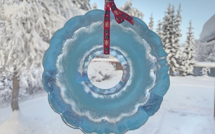 Isring som hänger i rött snöre.